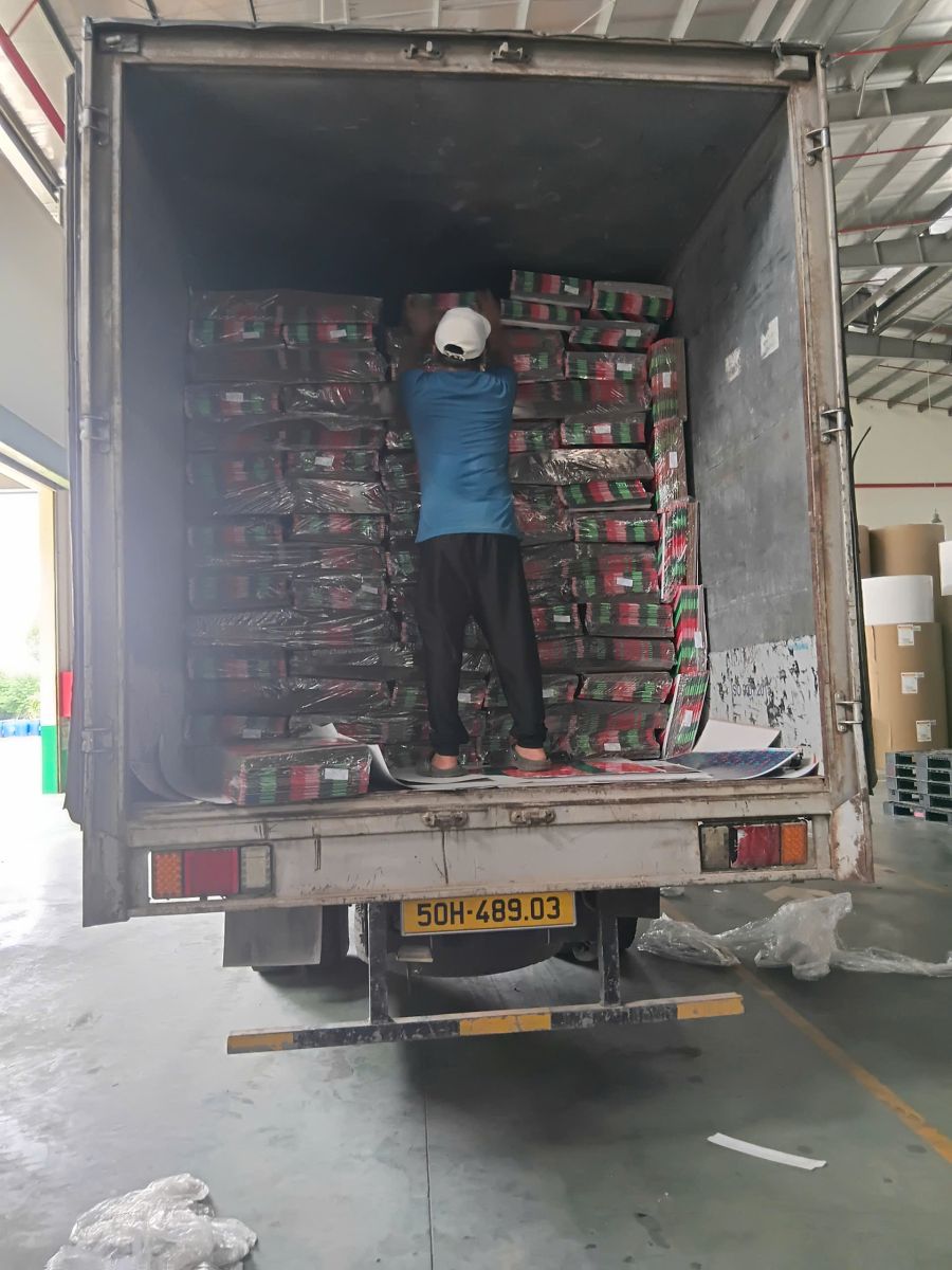 Đội xe vận chuyển đồ gỗ chuyên nghiệp khi chuyển hàng nội thất tại Bình Dương