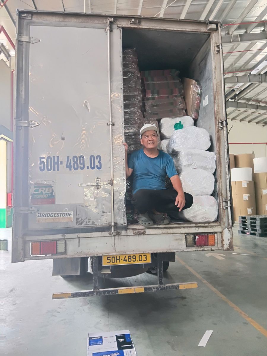 Nhân viên đóng gói bọc màng PE cẩn thận khi chuyển hàng nội thất Bình Dương