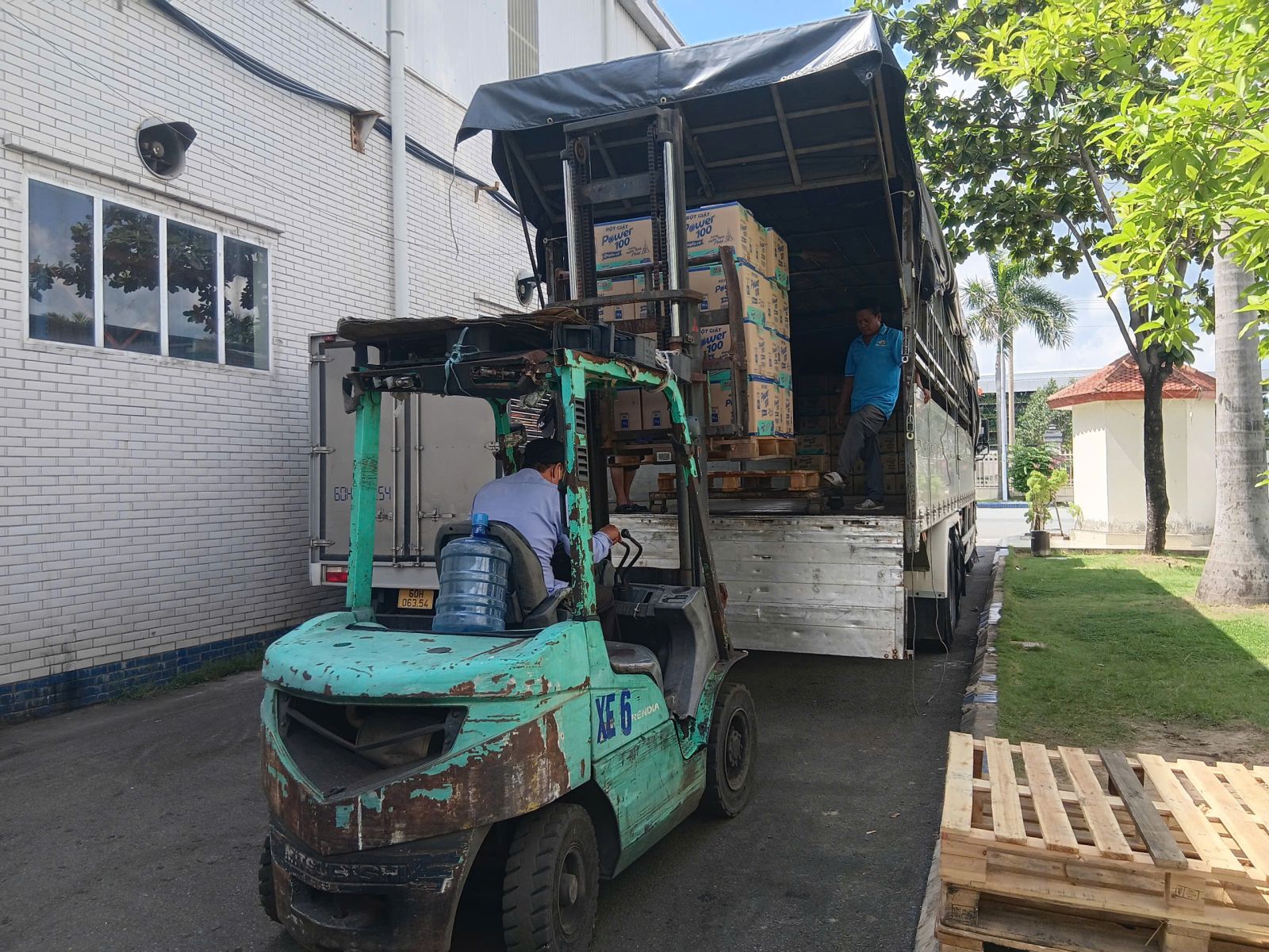Bãi xe tập kết dịch vụ thuê xe chở hàng KCN Mỹ Phước Bến Cát Minh Mẫn