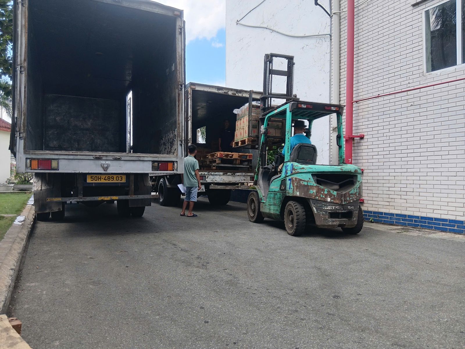 Xe tải vận chuyển hàng hóa chạy tuyến đường kết nối Biên Hòa và Bình Dương