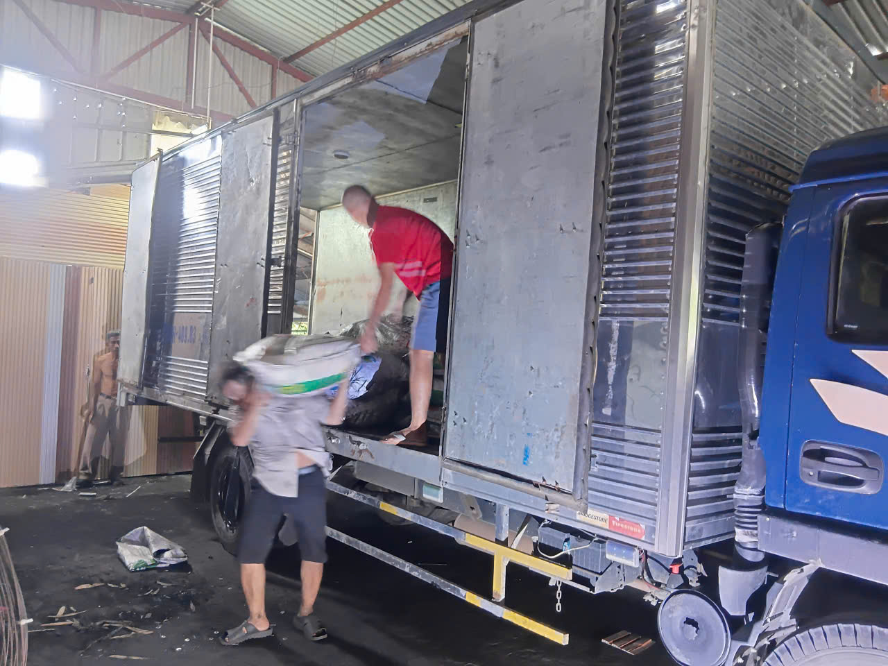 Bãi xe tập kết phục vụ vận chuyển hàng hóa khu vực Biên Hòa Minh Mẫn
