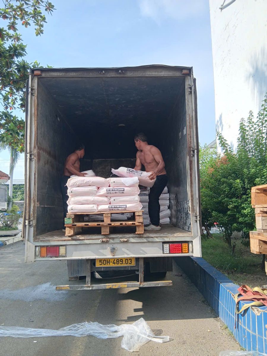Bãi tập kết xe tải phục vụ vận chuyển hàng hóa khu vực Bình Dương Minh Mẫn