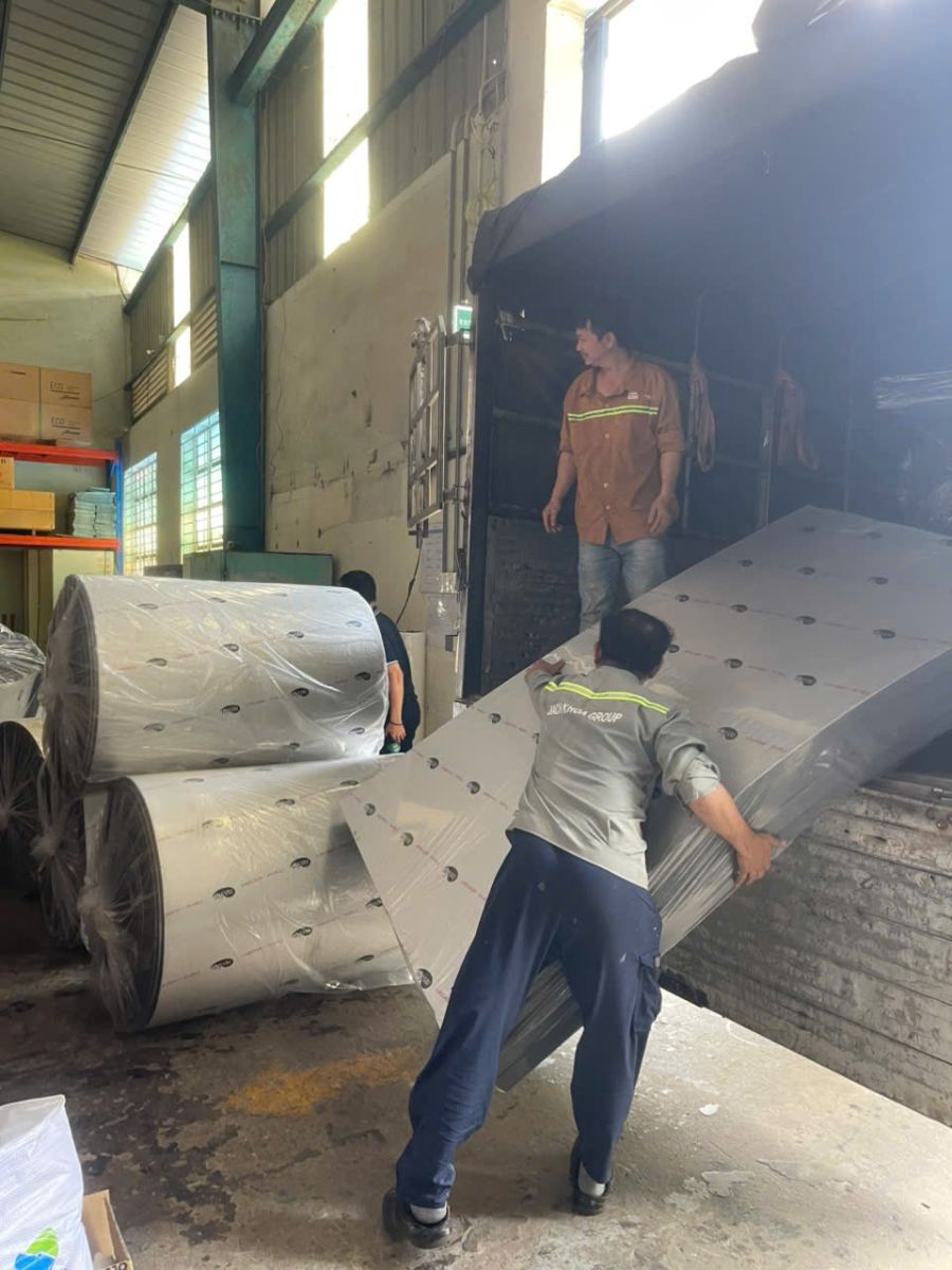 Đội xe tải và xe cẩu di dời chuyển hàng nhà xưởng Bình Dương uy tín Minh Mẫn
