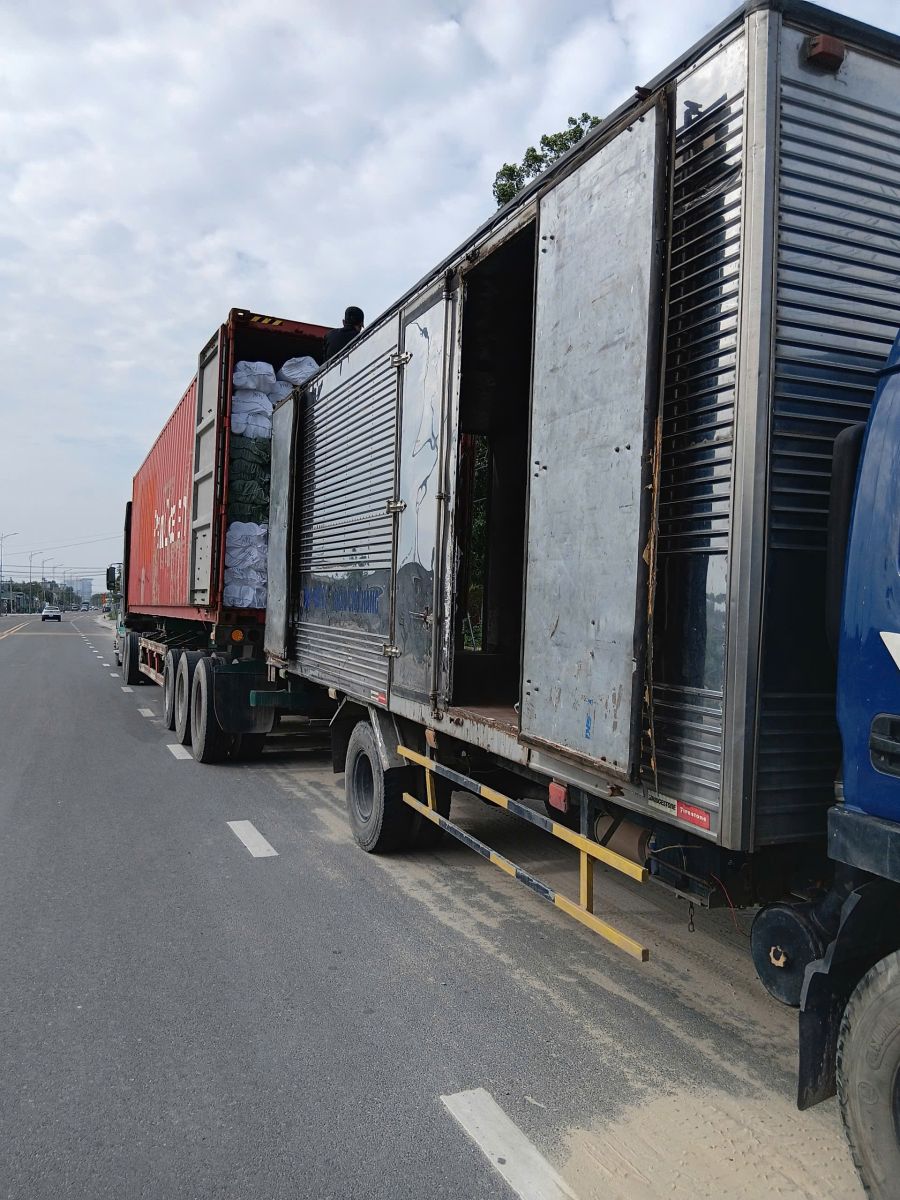 Đội xe tải chuyển hàng hóa Bàu Bàng phục vụ khu công nghiệp Minh Mẫn