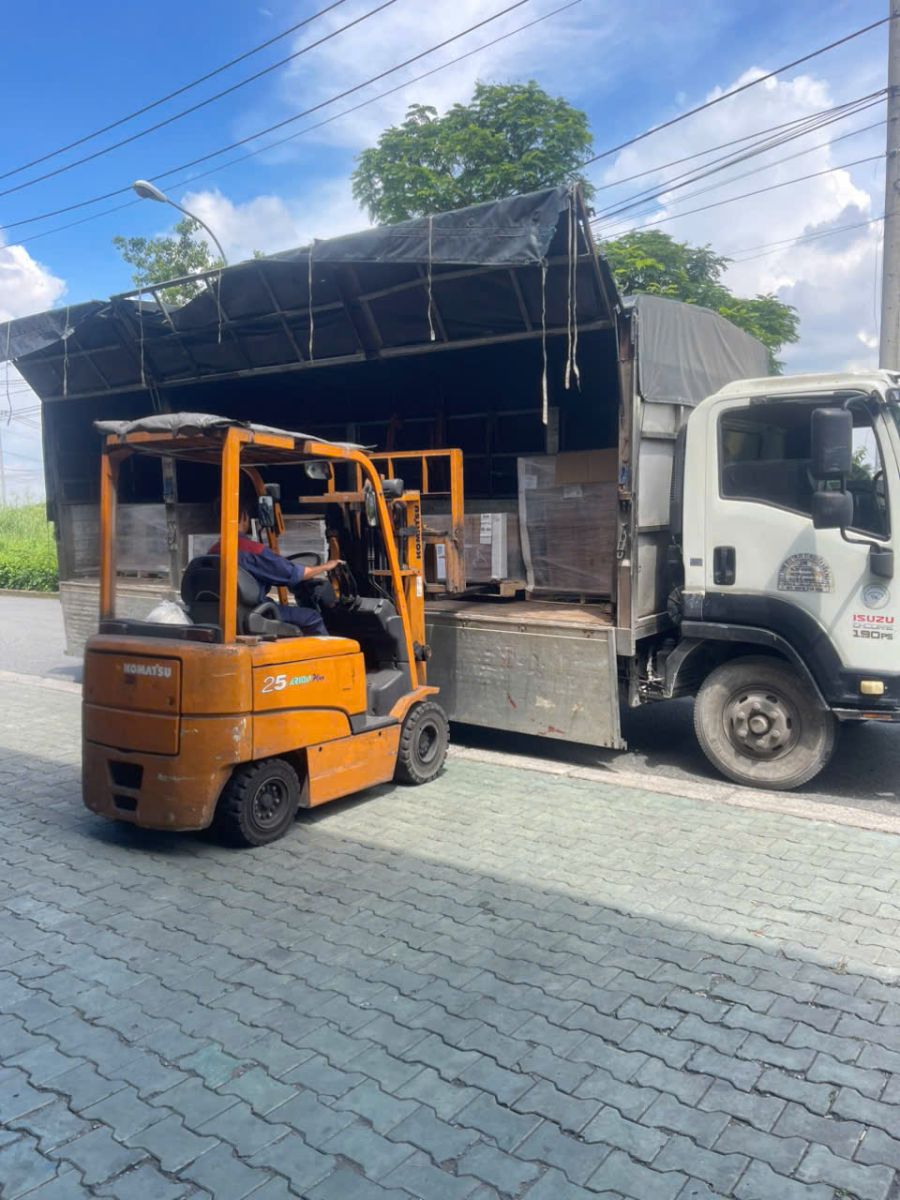 Xe tải thuộc dịch vụ vận chuyển lưu thông an toàn trên các tuyến đường Bình Dương