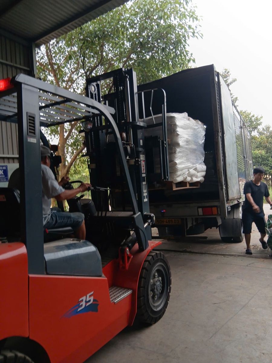 Xe tải thực hiện dịch vụ chuyển hàng toàn quốc qua các trục đường quốc lộ