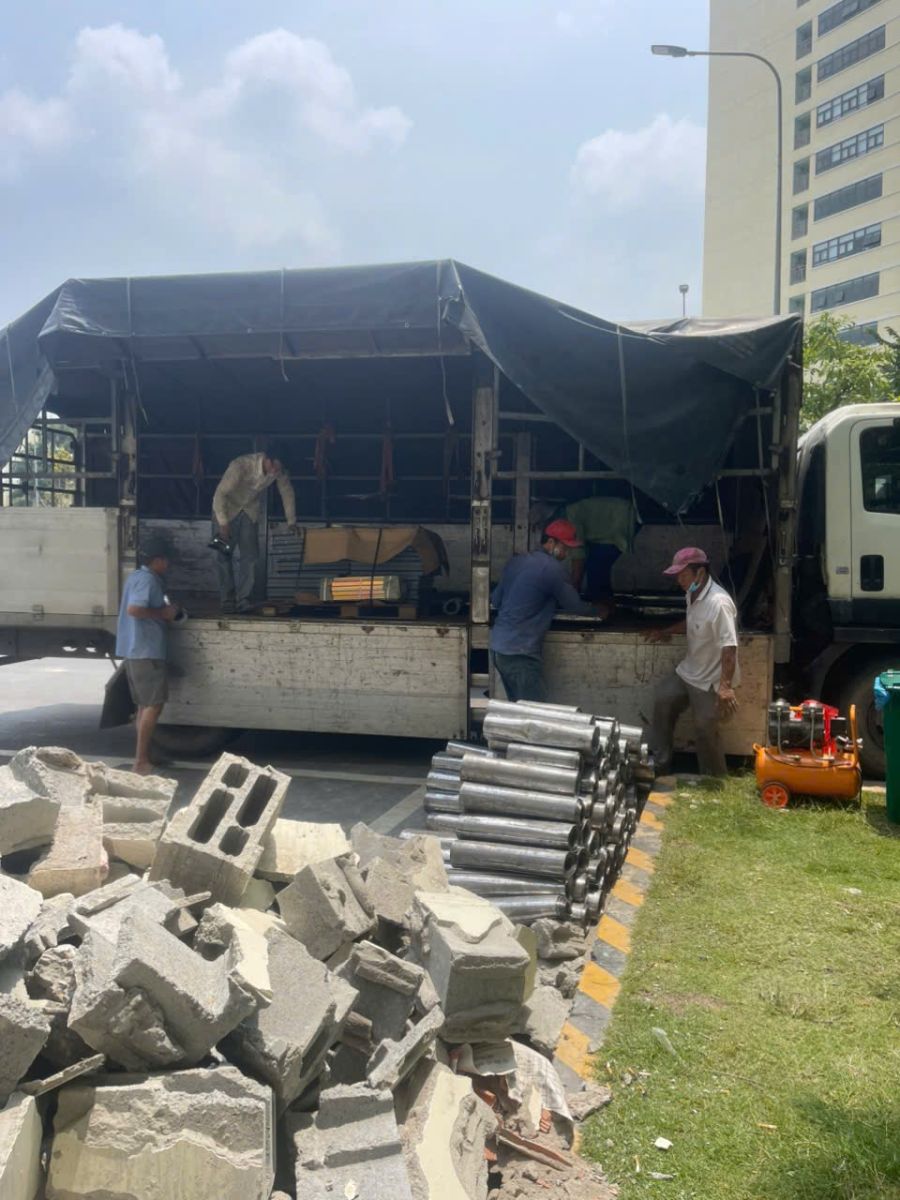 Xe tải thực hiện dịch vụ chuyển hàng liên tỉnh xuất phát từ KCN Bình Dương