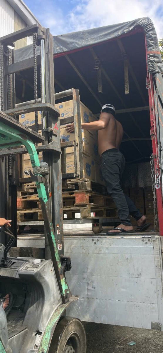 Bốc xếp gia cố hàng hóa nhà máy trước khi xuất bến dịch vụ vận chuyển