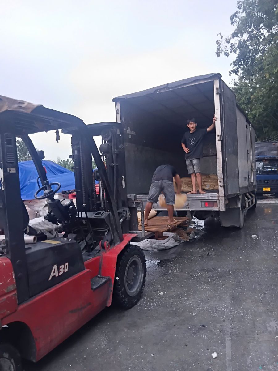 Bãi xe tập kết phương tiện dịch vụ vận chuyển chở hàng giá tốt Minh Mẫn