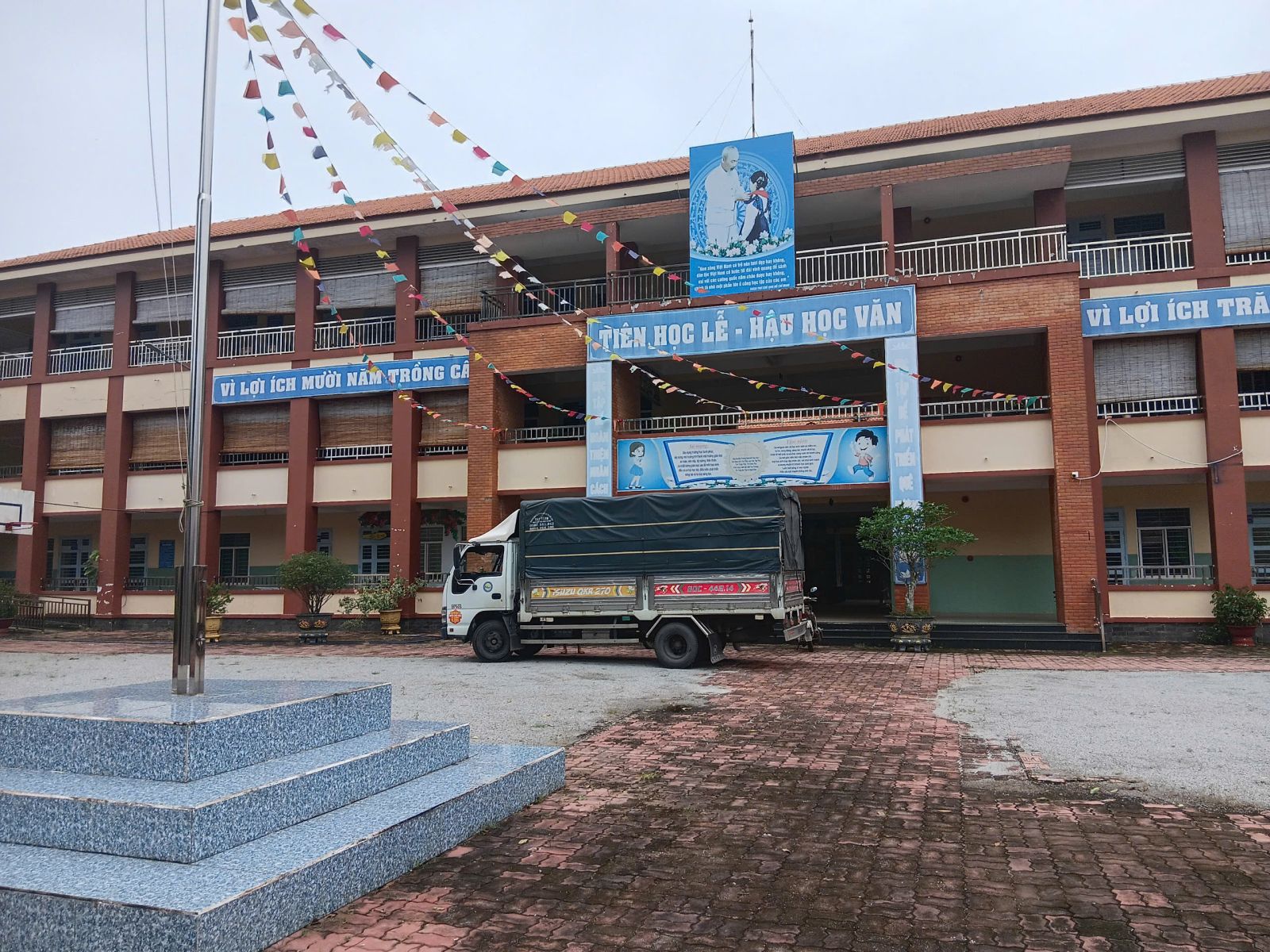 Bãi tập kết trung chuyển dịch vụ chuyển hàng liên tỉnh uy tín Minh Mẫn
